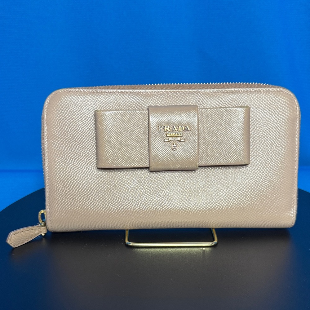 ABSOLUTELY GORGEOUS AUTHENTIC PRADA SAFFIANO LEATHER RIBBON BOW CAMEO ZIP WALLET